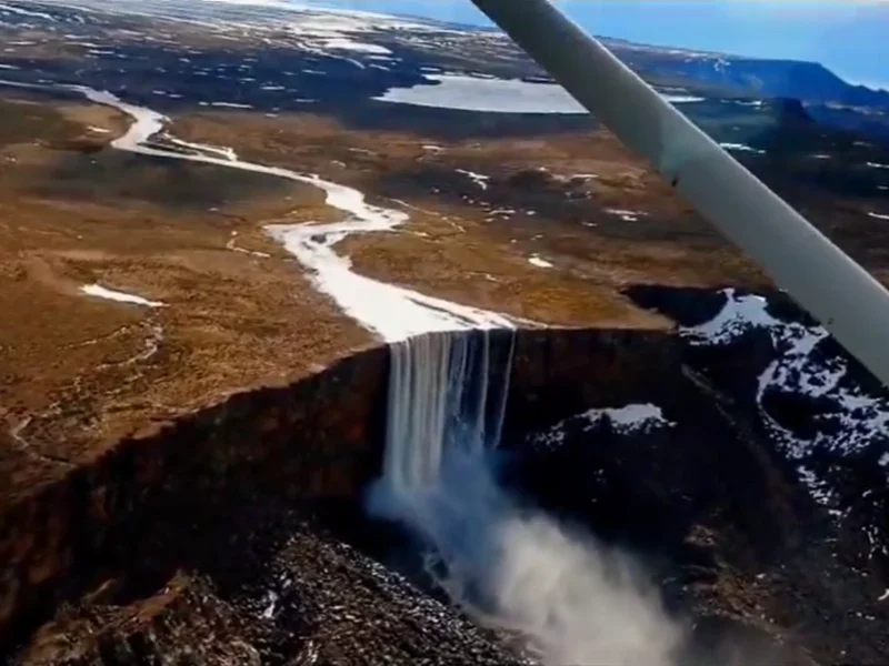 Vista aérea de la Cascada del Page cayendo desde la meseta del lago Buenos Aires, en Santa Cruz