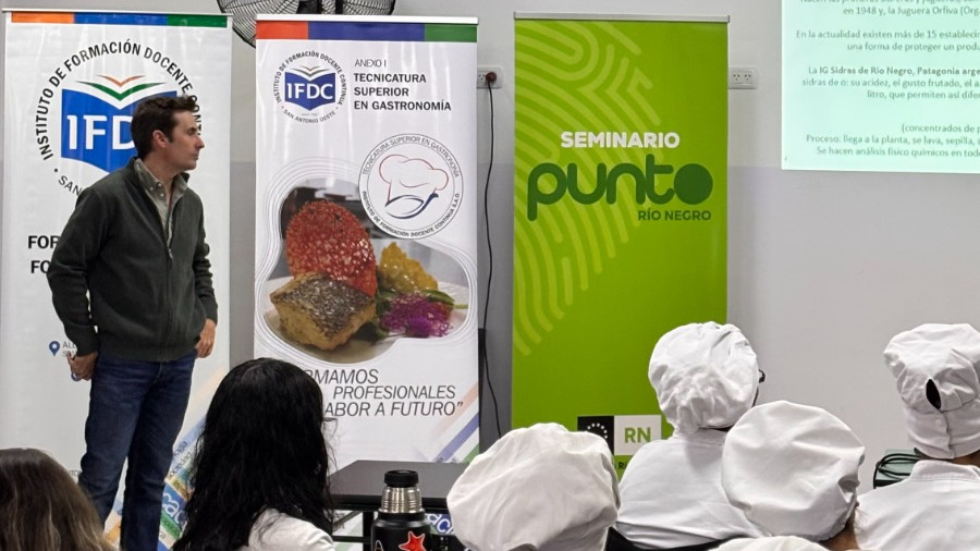 Estudiantes de la Tecnicatura en Gastronomía del IFDC de San Antonio Oeste durante el seminario Punto Río Negro