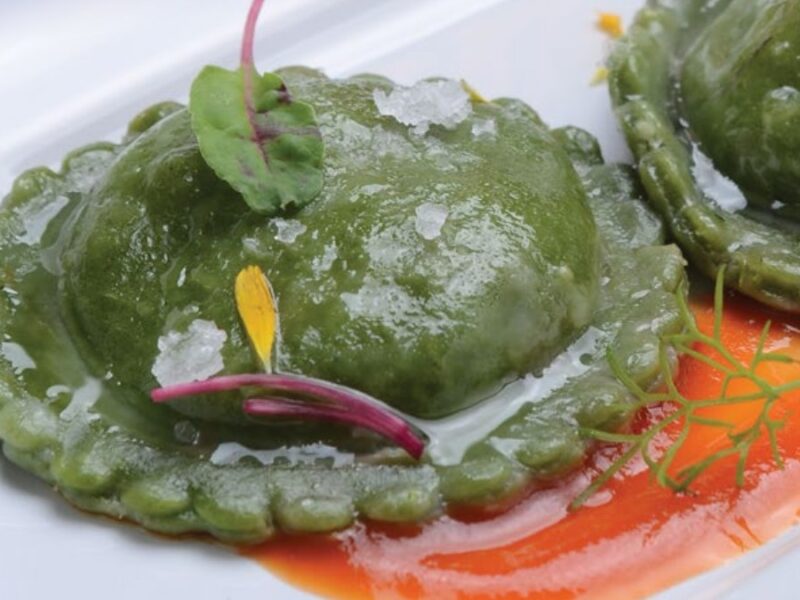 Sorrentinos rellenos de langostino sobre salsa de pimientos asados