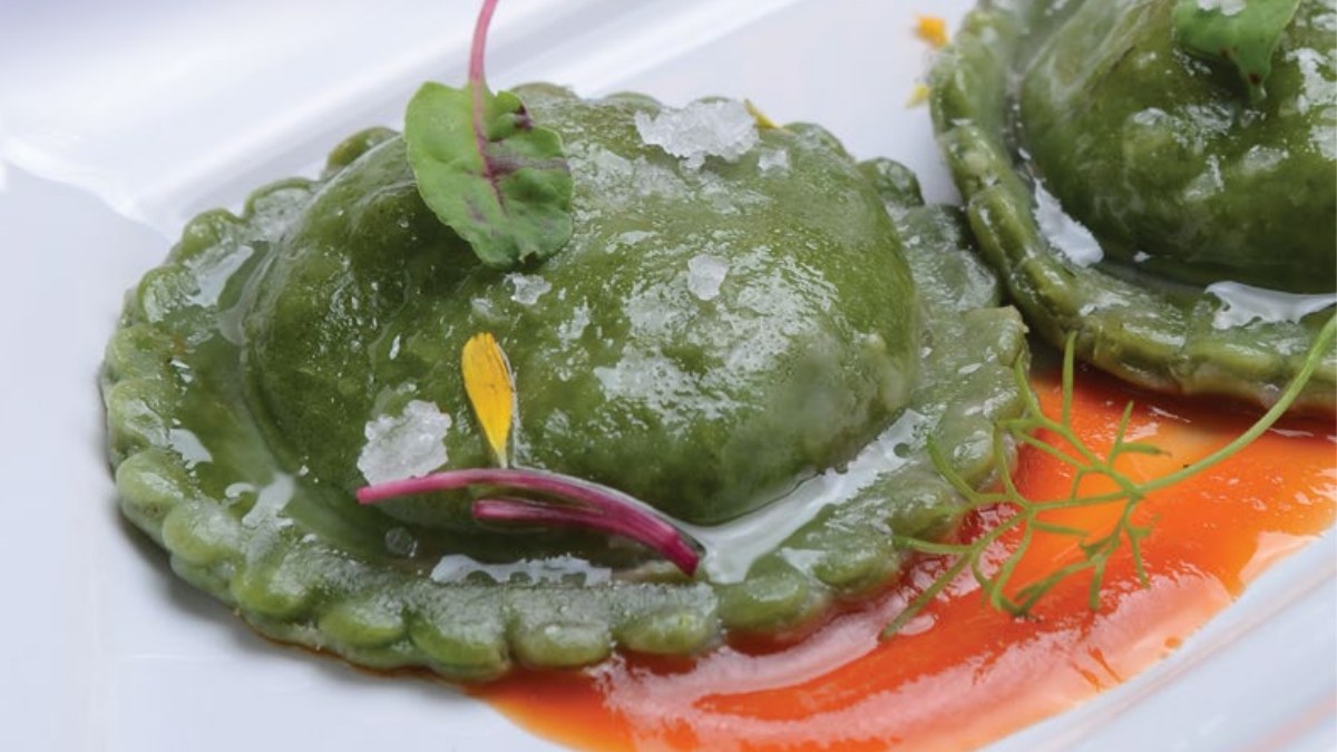 Sorrentinos rellenos de langostino sobre salsa de pimientos asados