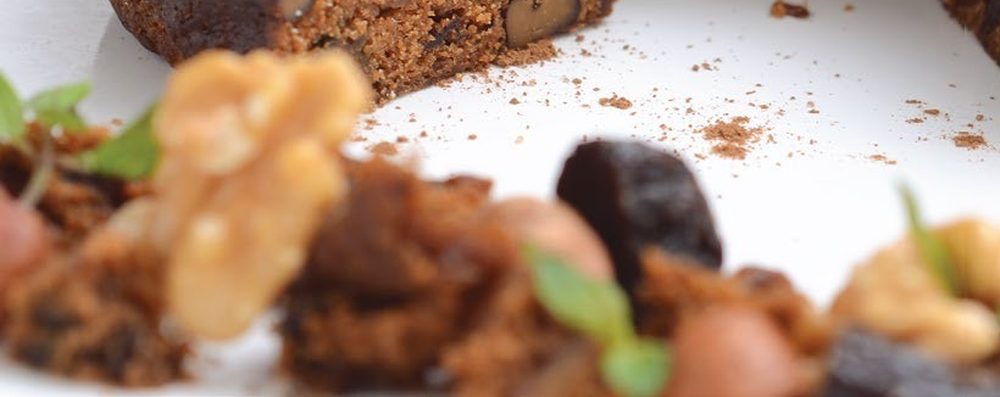 Nueces, pasas y frutas secas junto a la torta galesa
