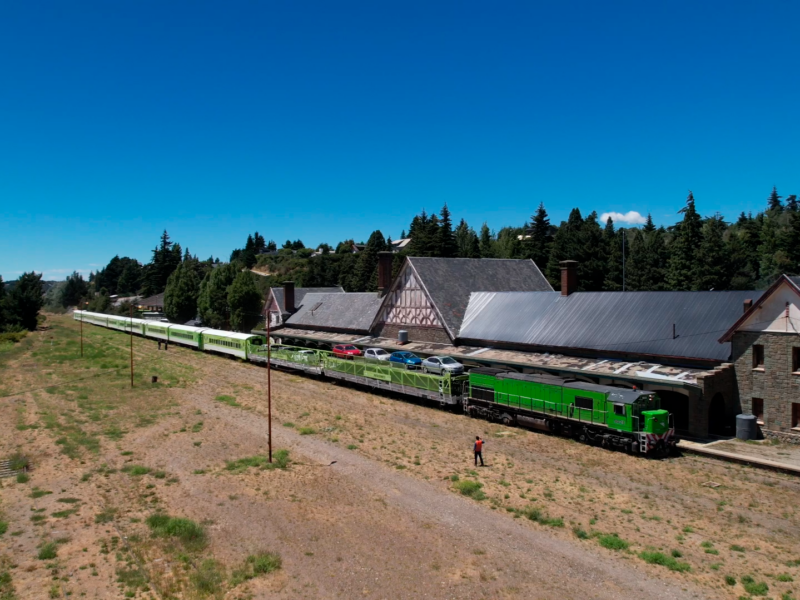 El Tren Patagónico, con su locomotora verde, detenido frente a la estación ferroviaria de San Carlos de Bariloche