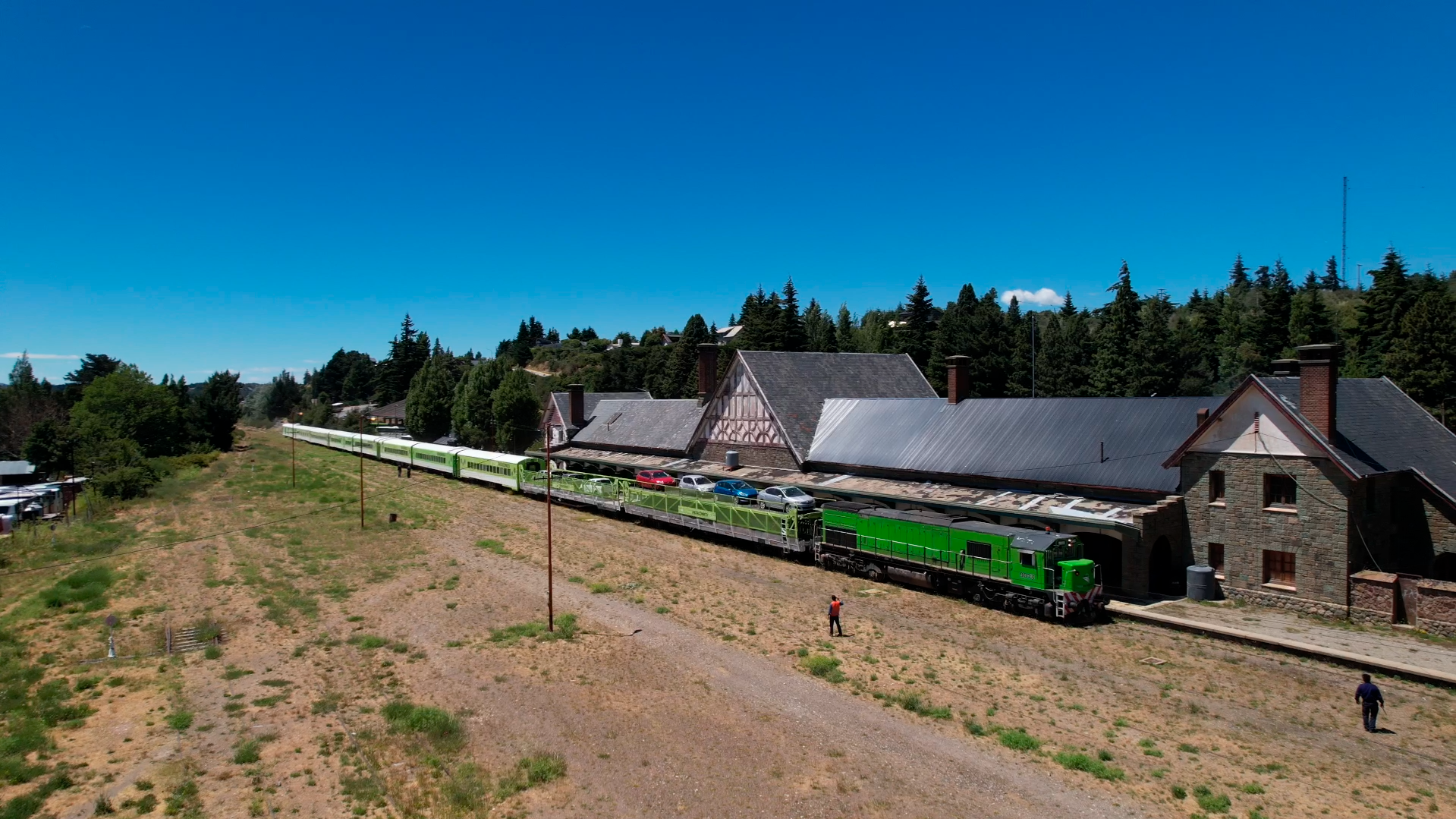 El Tren Patagónico, con su locomotora verde, detenido frente a la estación ferroviaria de San Carlos de Bariloche