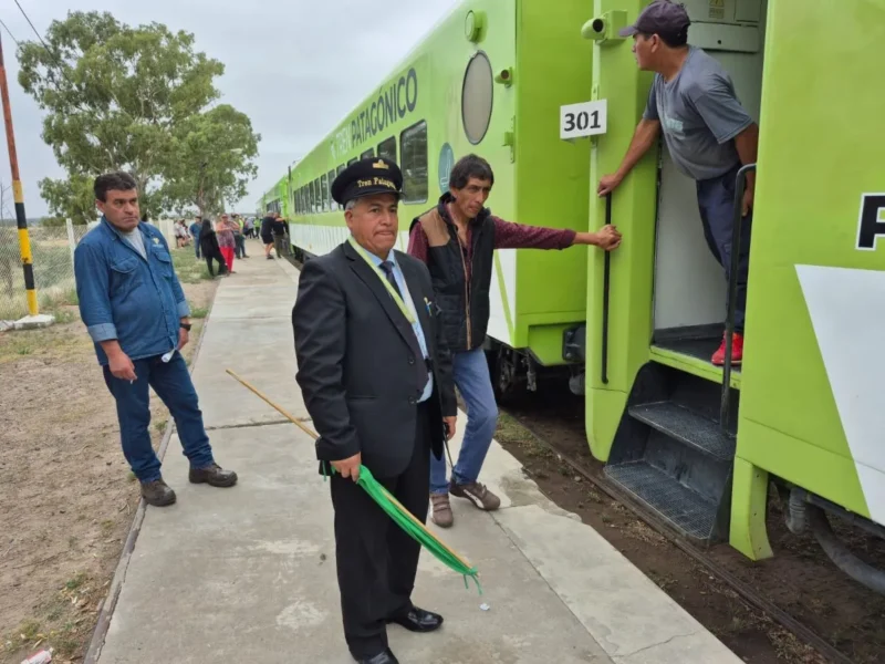 El Tren Patagónico recorriendo la estepa rionegrina entre Viedma y Bariloche