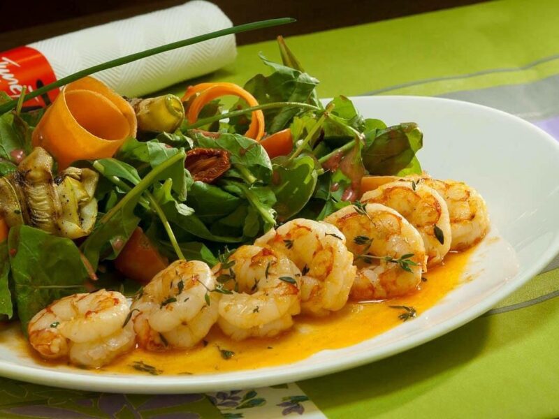 Langostinos con ensalada de hojas verdes en Tunet Restaurant, Comodoro Rivadavia