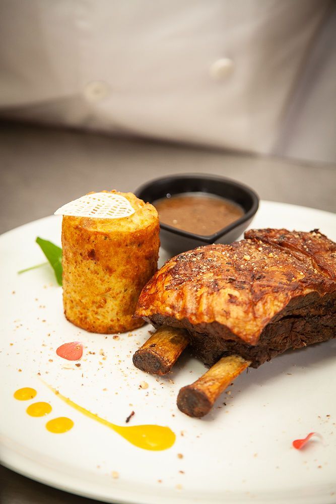 Plato de autor con costillar en Tunet Restaurant