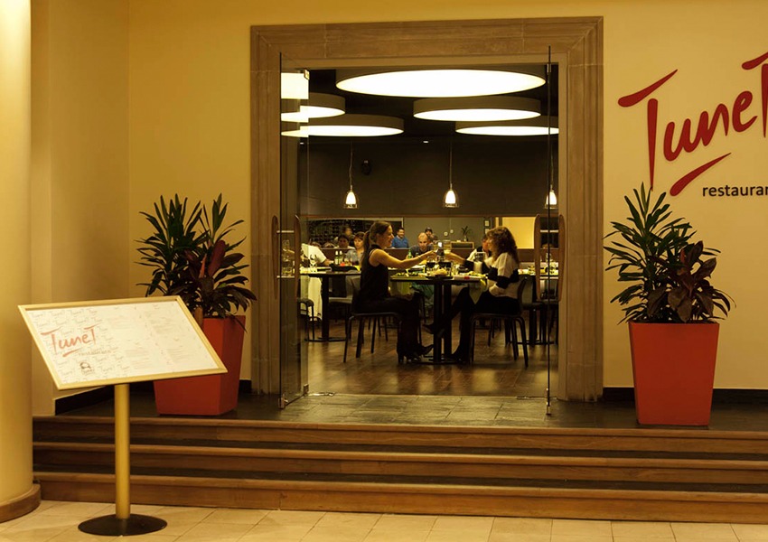 Entrada de Tunet Restaurant en el Hotel Austral