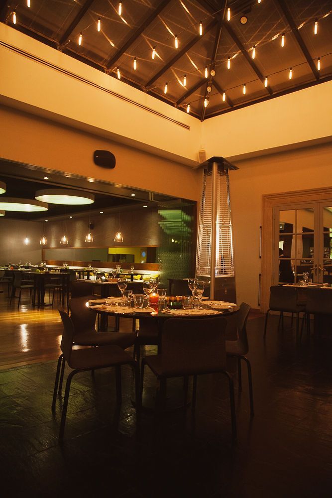Salón de Tunet Restaurant con luz cálida