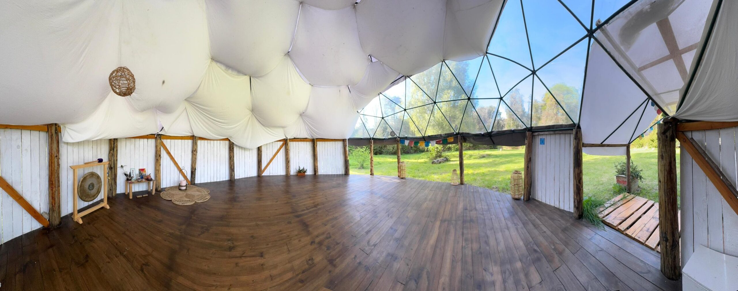 Interior del domo de Chakrasana con vista al parque