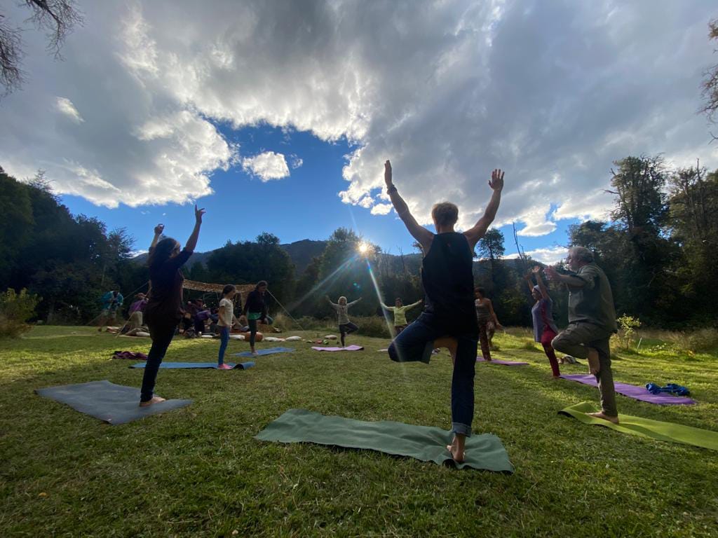 Clase de yoga al aire libre en Chakrasana, El Hoyo