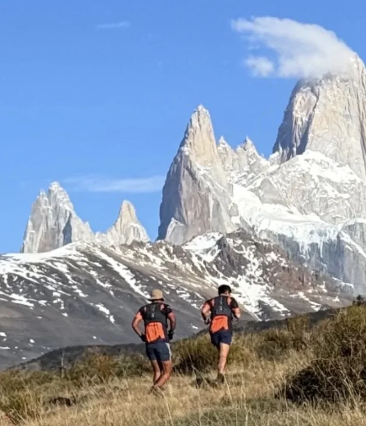 Corredores de la Ultra Fitz Roy 2026 en un sendero frente al cerro Fitz Roy, El Chaltén