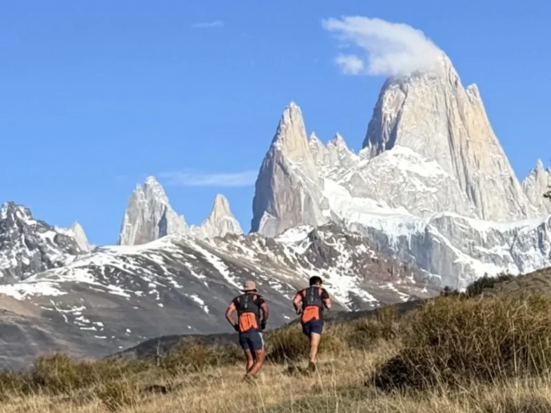 Corredores de la Ultra Fitz Roy 2026 en un sendero frente al cerro Fitz Roy, El Chaltén