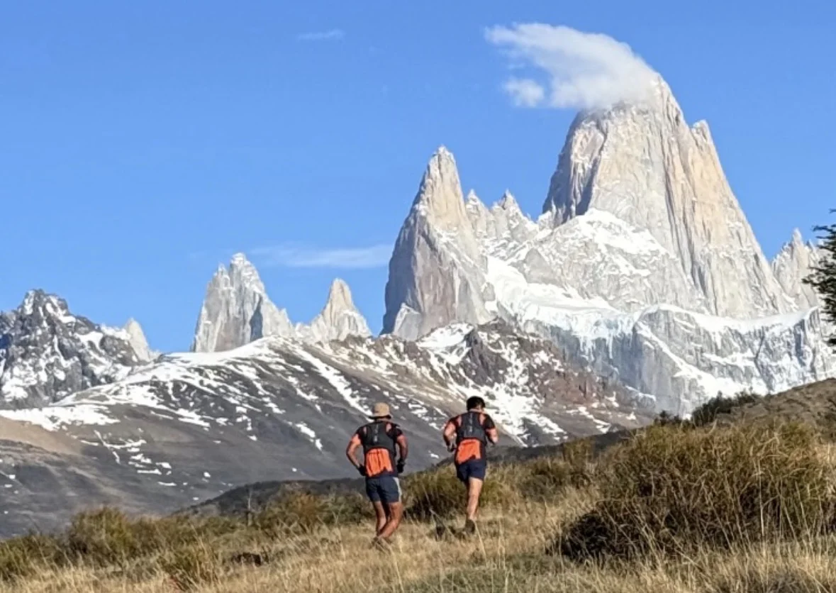 Corredores de la Ultra Fitz Roy 2026 en un sendero frente al cerro Fitz Roy, El Chaltén
