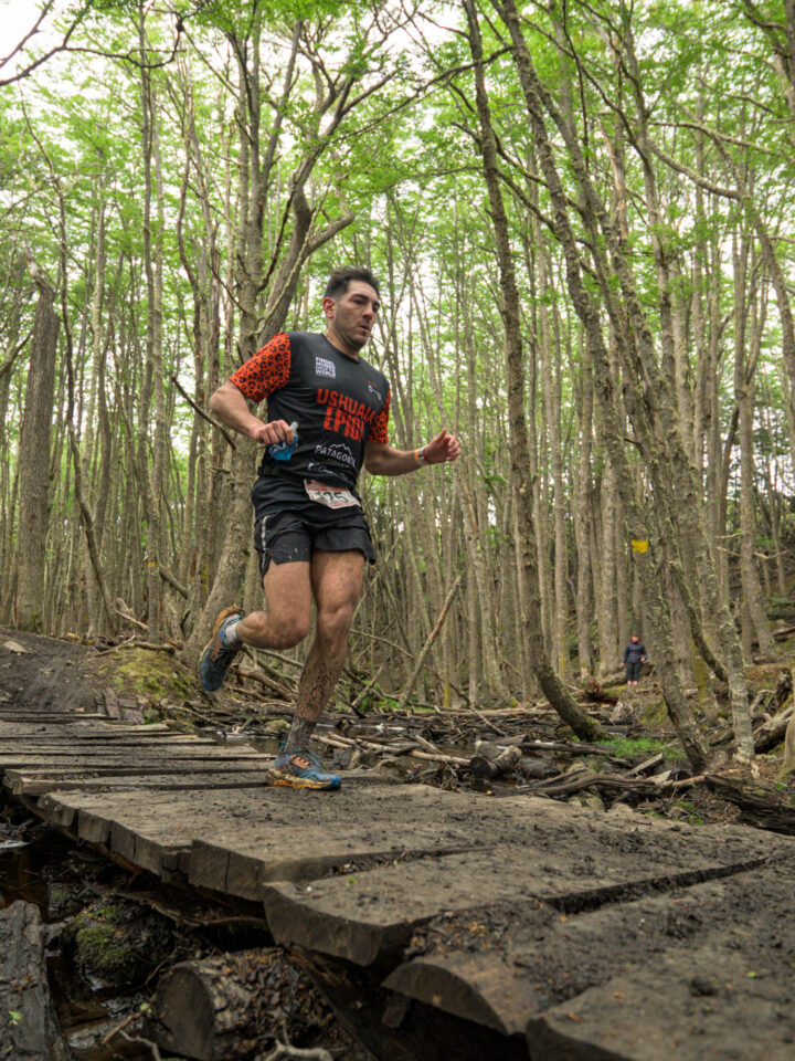 Corredor de trail de la Ushuaia Epic sobre una pasarela de madera en el bosque de lengas de Ushuaia