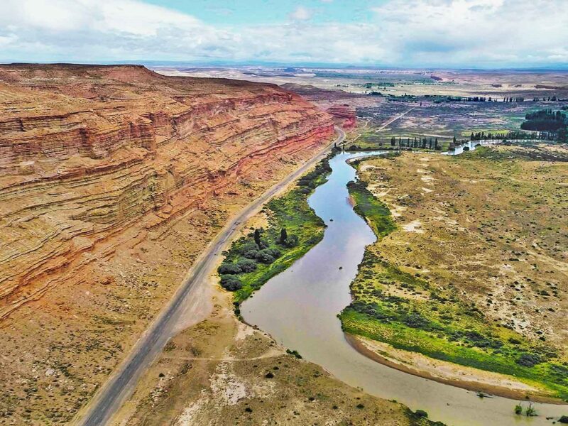 Vista aérea del Valle de Los Altares: farallones rojizos, la Ruta 25 y el río Chubut serpenteando en la estepa