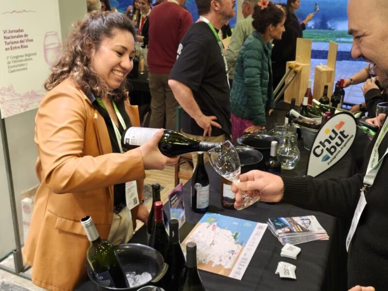 Degustación de vinos de Chubut en el stand de la provincia