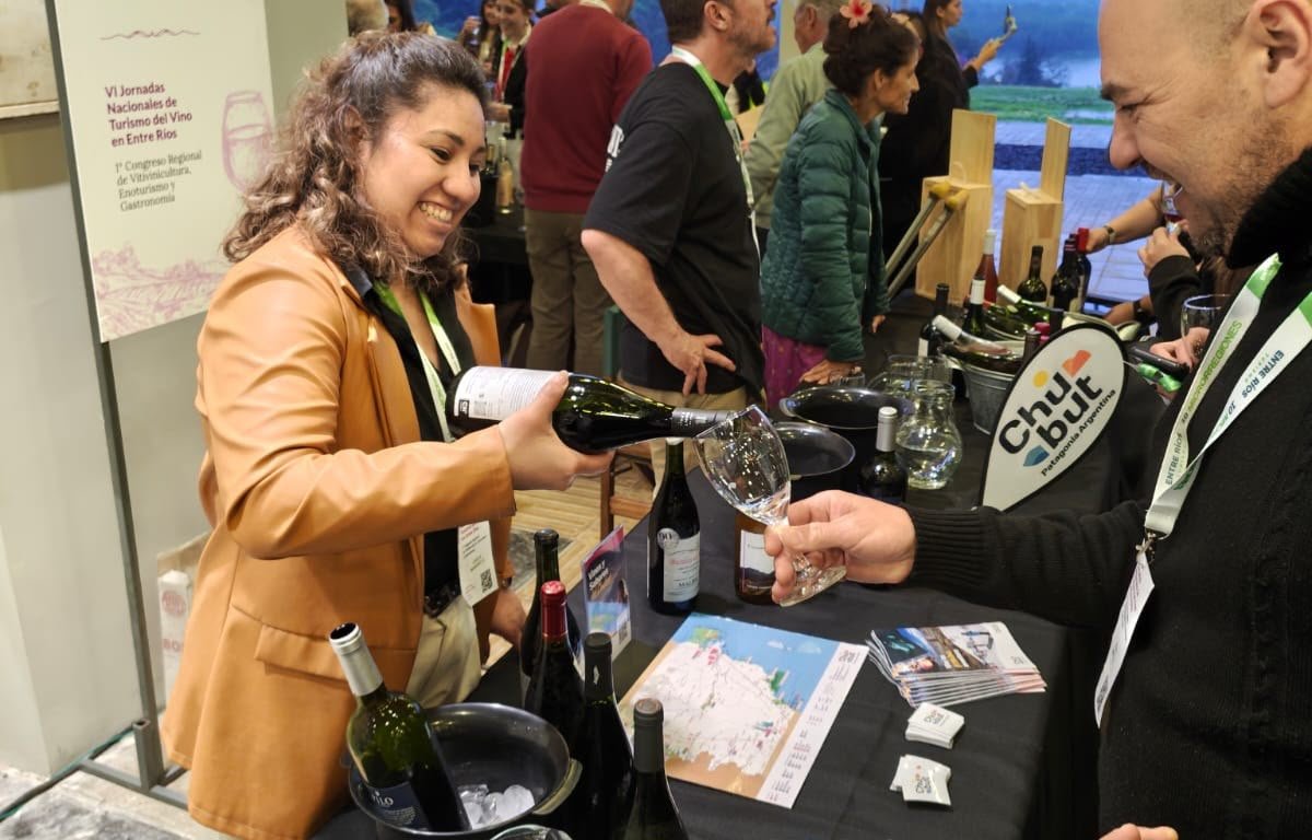 Degustación de vinos de Chubut en el stand de la provincia