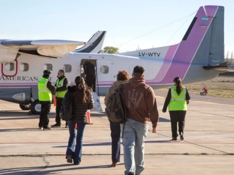 Pasajeros caminando hacia un avión de American Jet en la plataforma del aeropuerto de Neuquén