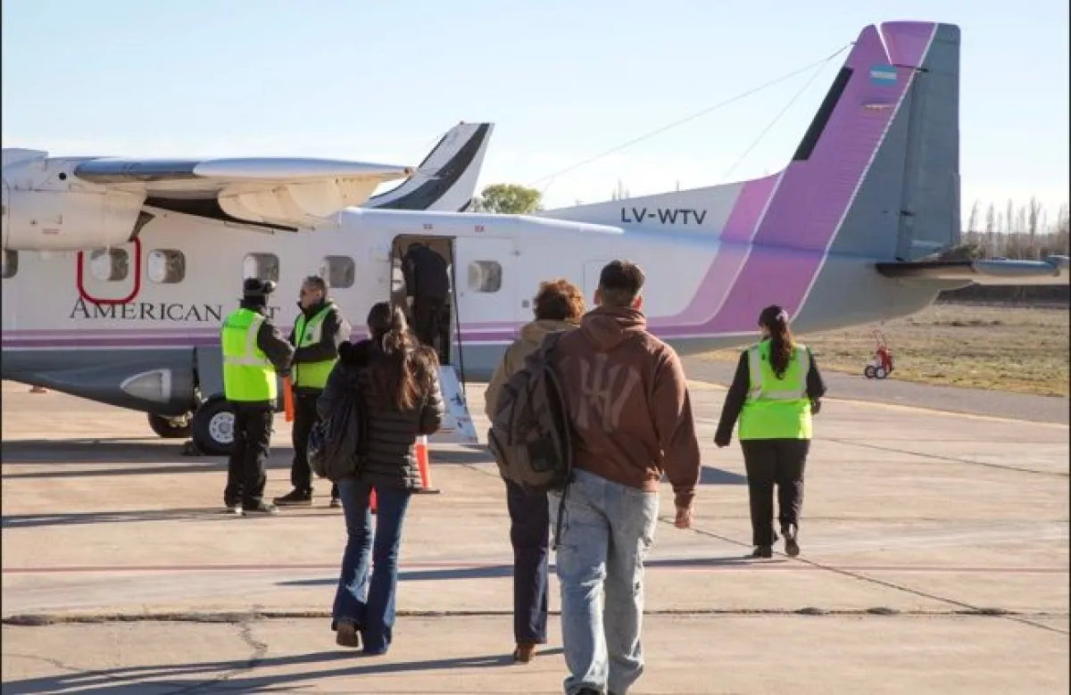 Pasajeros caminando hacia un avión de American Jet en la plataforma del aeropuerto de Neuquén