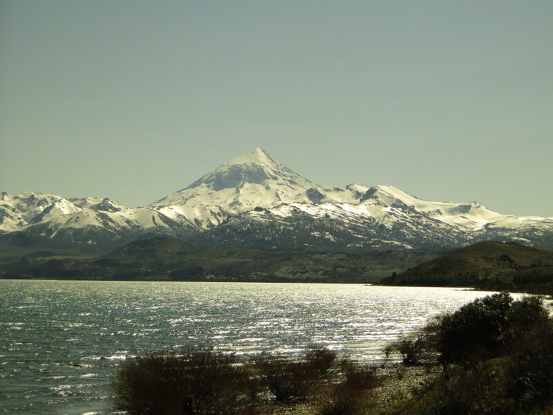 Volcán Lanín sobre el lago Huechulafquen, Neuquén