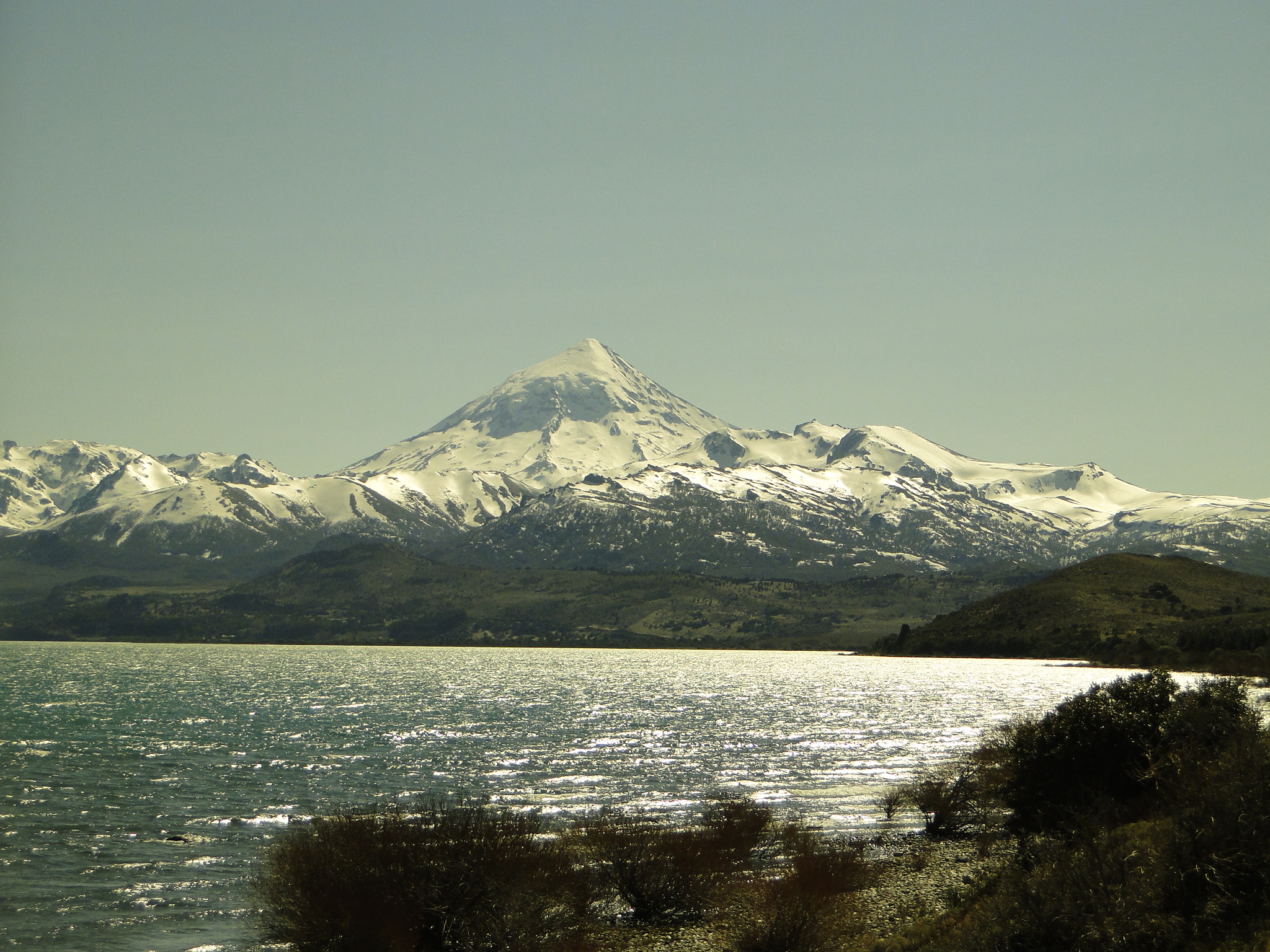 Volcán Lanín sobre el lago Huechulafquen, cerca de Junín de los Andes, Neuquén