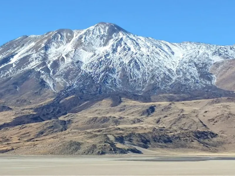 Volcán Tromen nevado sobre la estepa del Área Natural Protegida El Tromen, Neuquén