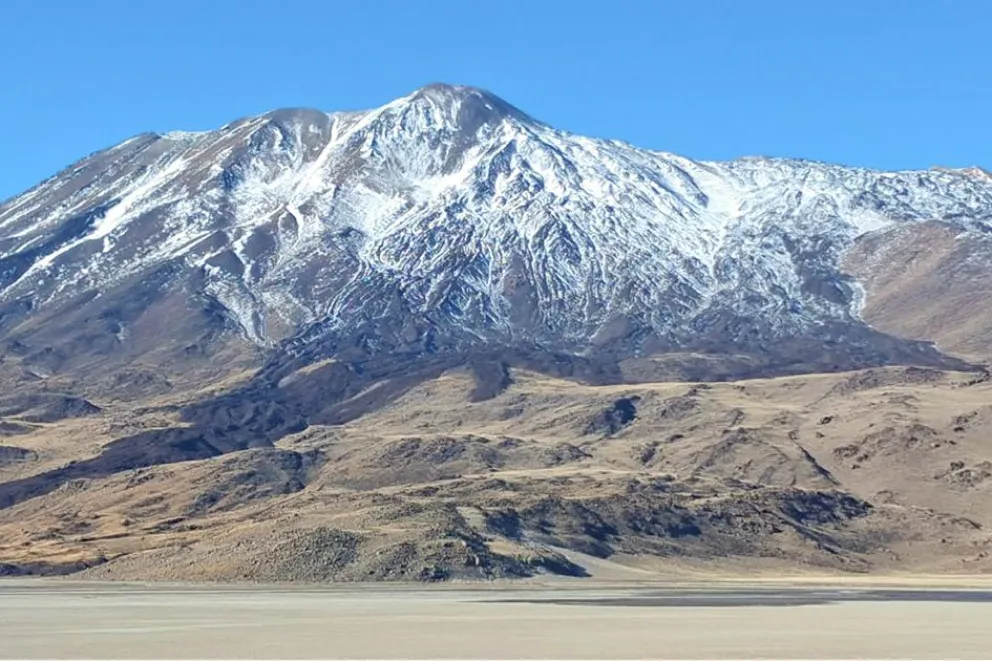 Volcán Tromen nevado sobre la estepa del Área Natural Protegida El Tromen, Neuquén