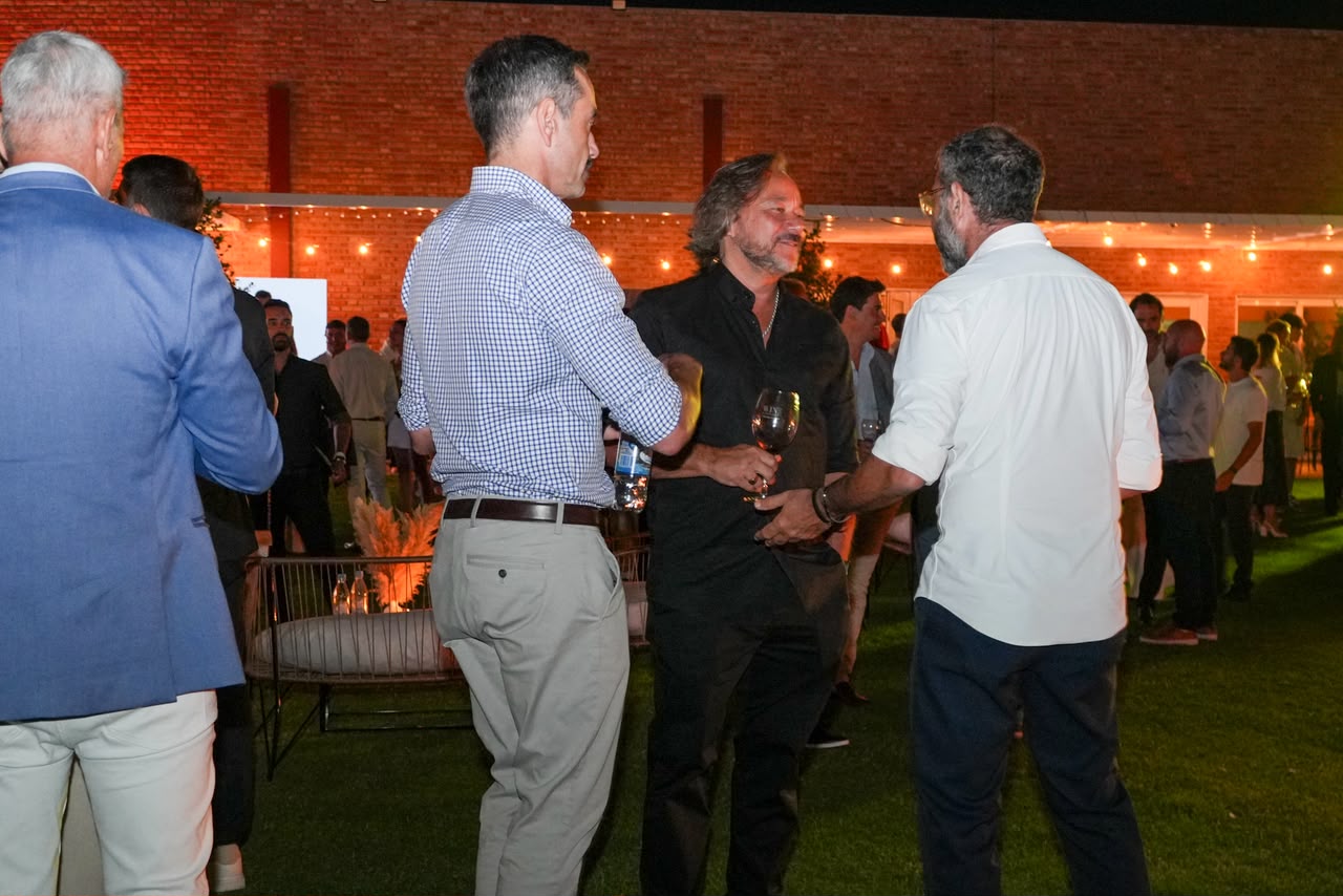 Networking nocturno entre empresarios en Wine & Business